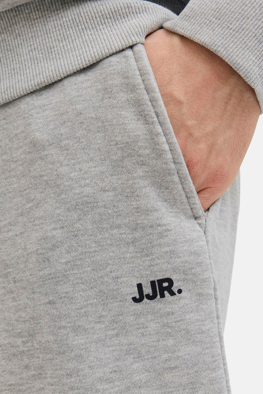 Grijze short van JJREBEL, met steekzak en subtiel logo.