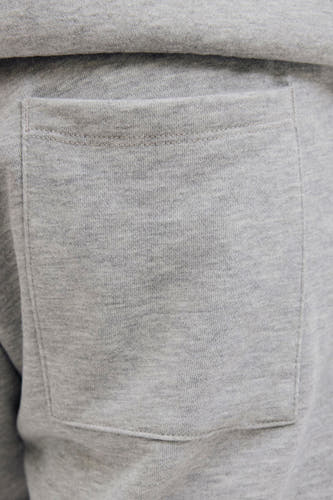 Veste grise de JJREBEL, avec une poche arrière et une texture jersey douce.