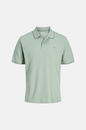 Polo verte JJREBEL de couleur verte avec col côtelé et poignets côtelés avec passepoil contrasté, et un logo 'R' sur la poitrine.