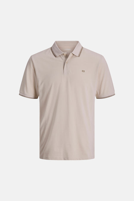 Polo beige de JJREBEL avec col côtelé et poignets de manches à rayures marron, et un logo 'R' sur la poitrine.