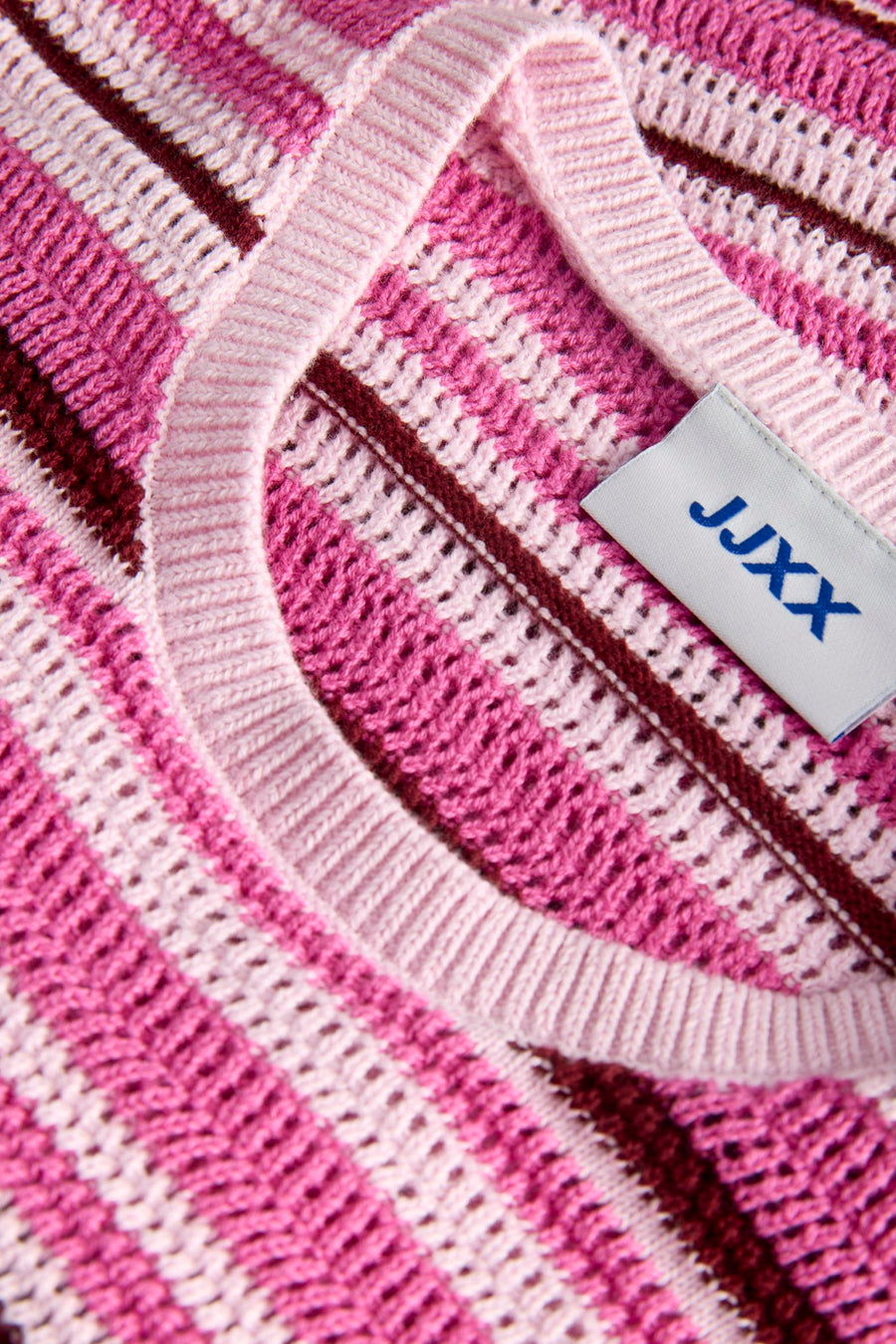 Haut rayé rose de JJXX avec des rayures tricotées et ajourées dans différentes nuances de rose et de bordeaux.