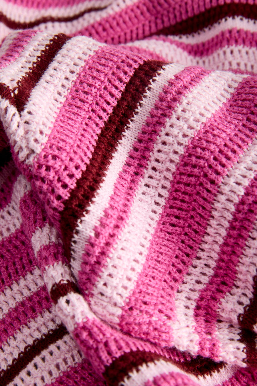 Pantalon en maille rose de JJXX avec des rayures rose clair, rose vif et bordeaux, et une texture ajourée.