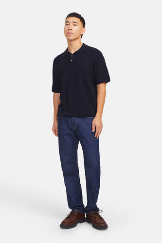 Blauwe polo met korte mouwen van PREMIUM by JACK & JONES, gedragen met jeans en bruine schoenen.