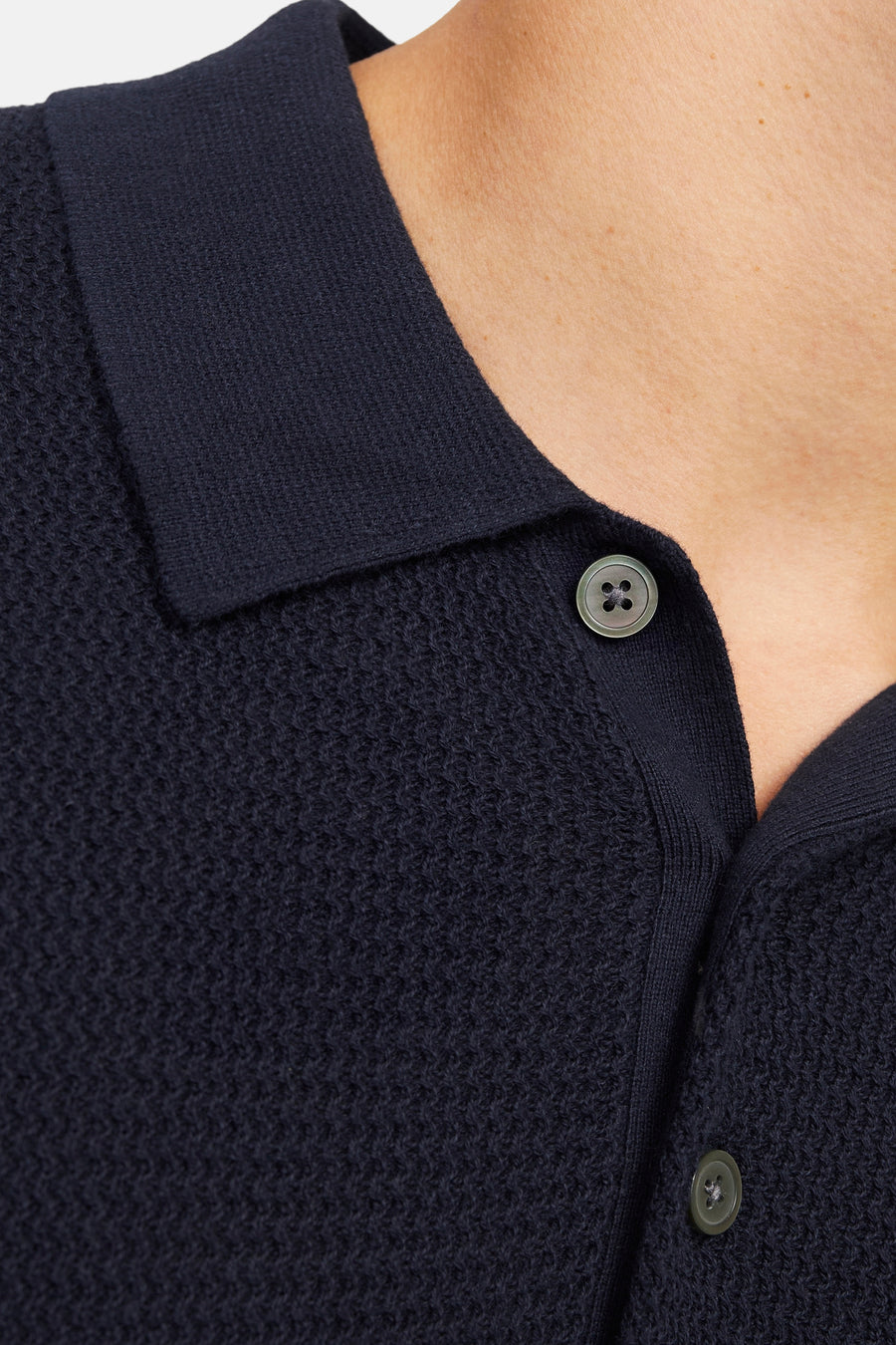 Polo bleu avec manches courtes de PREMIUM by JACK & JONES, avec une subtile structure à carreaux et une fermeture à boutons.