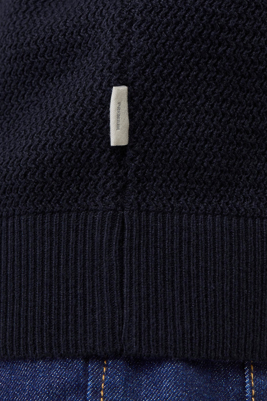 Polo bleu avec manches courtes de PREMIUM by JACK & JONES, avec un motif subtil et une texture.