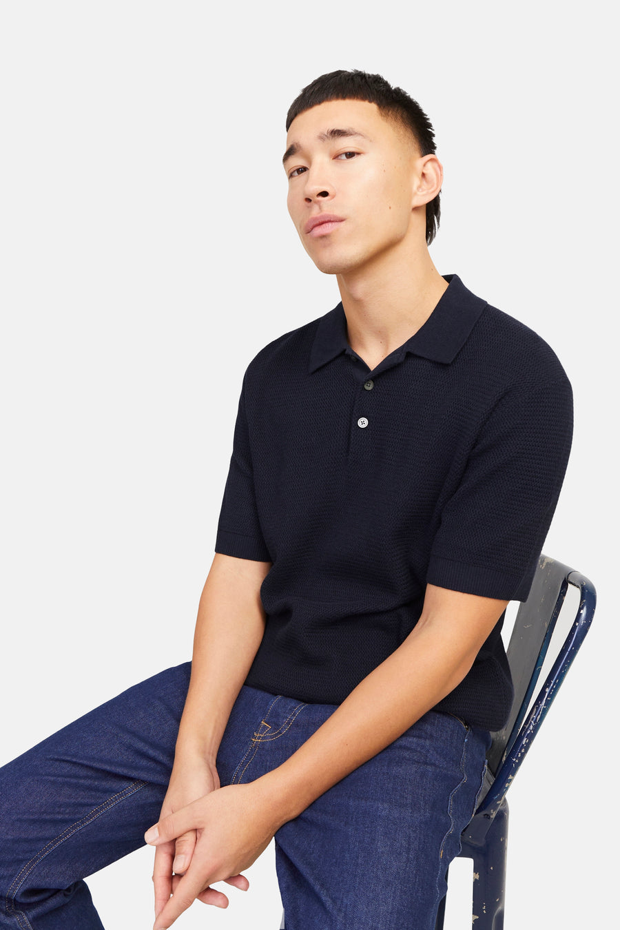 T-shirt bleu de manches courtes PREMIUM by JACK & JONES, porté avec des jeans foncés.