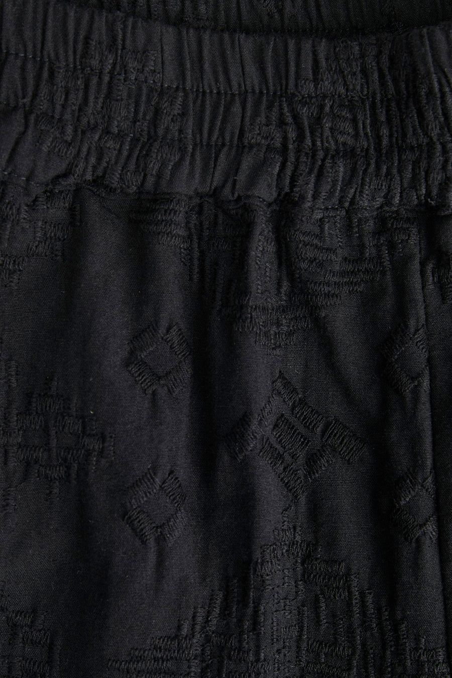 Short noir de JJXX, avec une ceinture élastique et des motifs géométriques tissés.