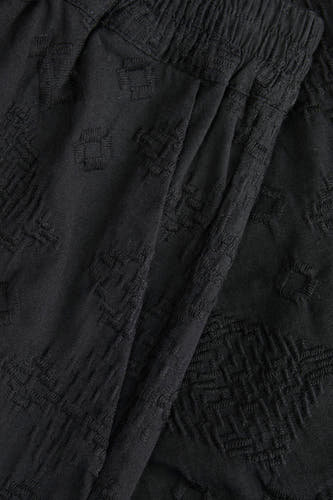 Short noir de JJXX, avec un motif géométrique subtil tissé et une ceinture élastique.