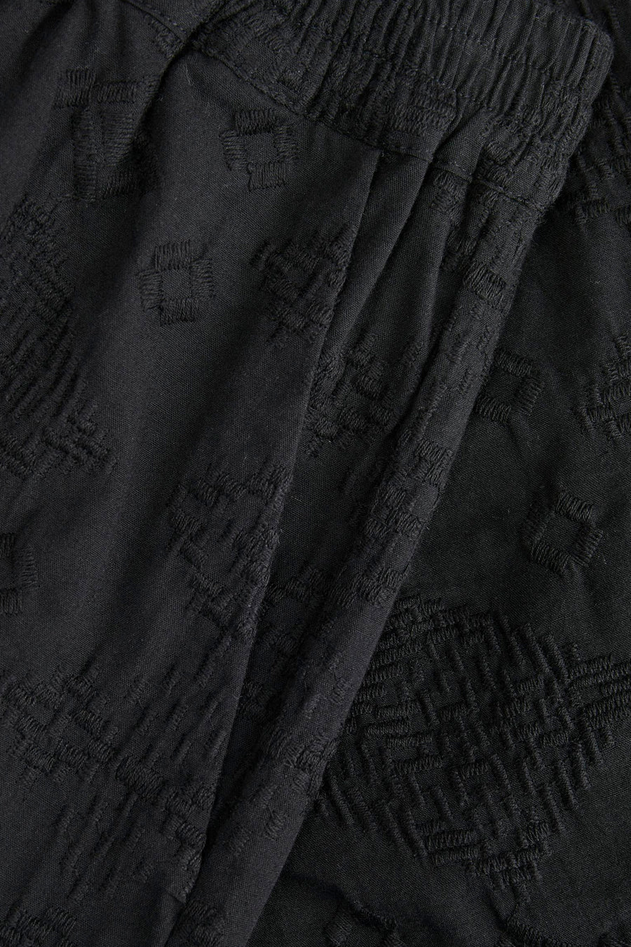 Short noir de JJXX, avec un motif géométrique subtil tissé et une ceinture élastique.