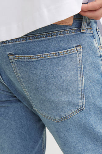 Jean en denim bleu clair slim de JACK & JONES JEANS INTELLIGENCE, avec poche arrière et passant pour ce.
