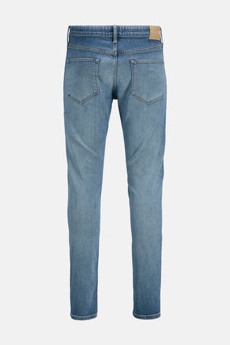 Jean slim fit bleu clair de JACK & JONES JEANS INTELLIGENCE, avec des poches arrière et une étiquette en cuir à l'arrière.