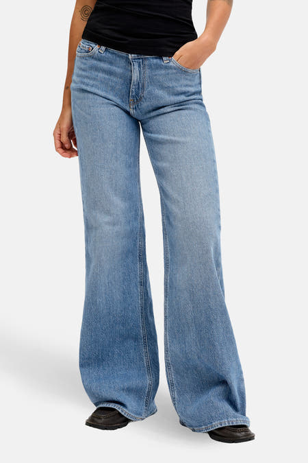 Jean évasé JJXX en denim bleu moyen avec une coupe classique.
