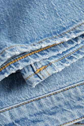 Jean en denim bleu marine évasé de JJXX, avec des surpiqures et un détail empilé du tissu.