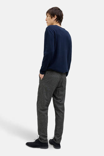 Chino gris de JACK & JONES JEANS INTELLIGENCE, avec un motif subtilement mélangé, porté avec une chemise bleu marine.