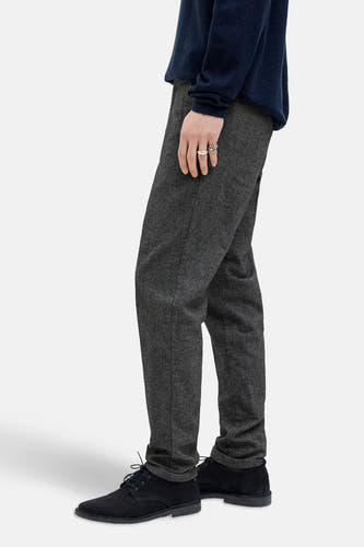 Chino gris de JACK & JONES JEANS INTELLIGENCE, avec une texture subtile et des chaussures habillées.