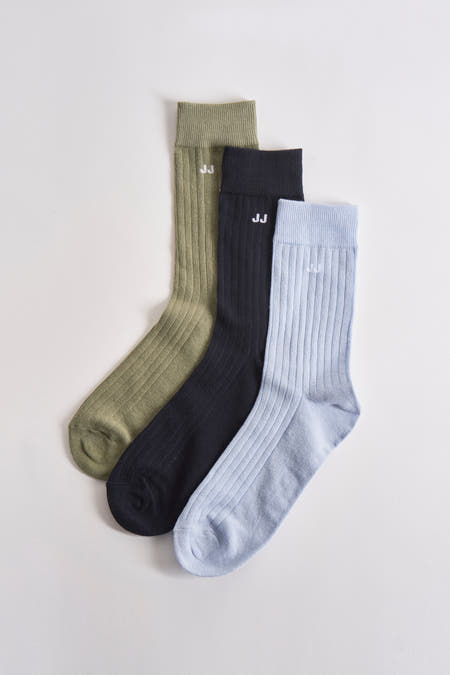 Chaussettes multicolores d'ACCESSORIES BY JACK & JONES, avec des côtes et le logo "JJ" blanc.