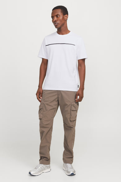 T-shirt blanc à manches courtes de CORE par JACK & JONES, avec une bande horizontale sur la poitrine, associé à un pantalon cargo kaki.