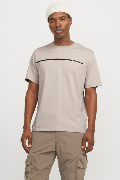 T-shirt beige à manches courtes de CORE BY JACK & JONES, avec une bande horizontale et un logo.