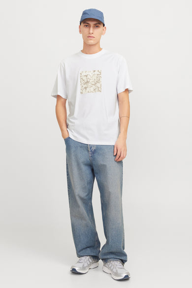 Wit T-shirt met korte mouwen van ORIGINALS BY JACK & JONES, met een vierkant patroon en gedragen met blauwe jeans.
