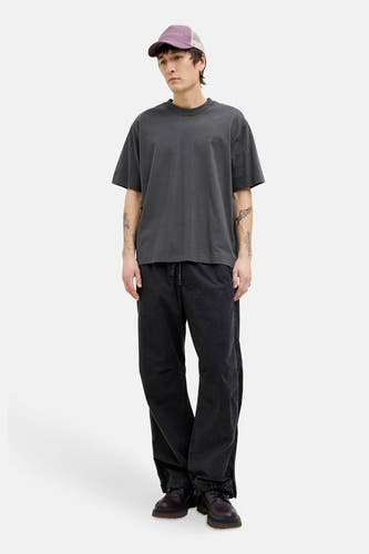 T-shirt gris à manches courtes de CORE BY JACK & JONES, porté avec une casquette et un pantalon noir.