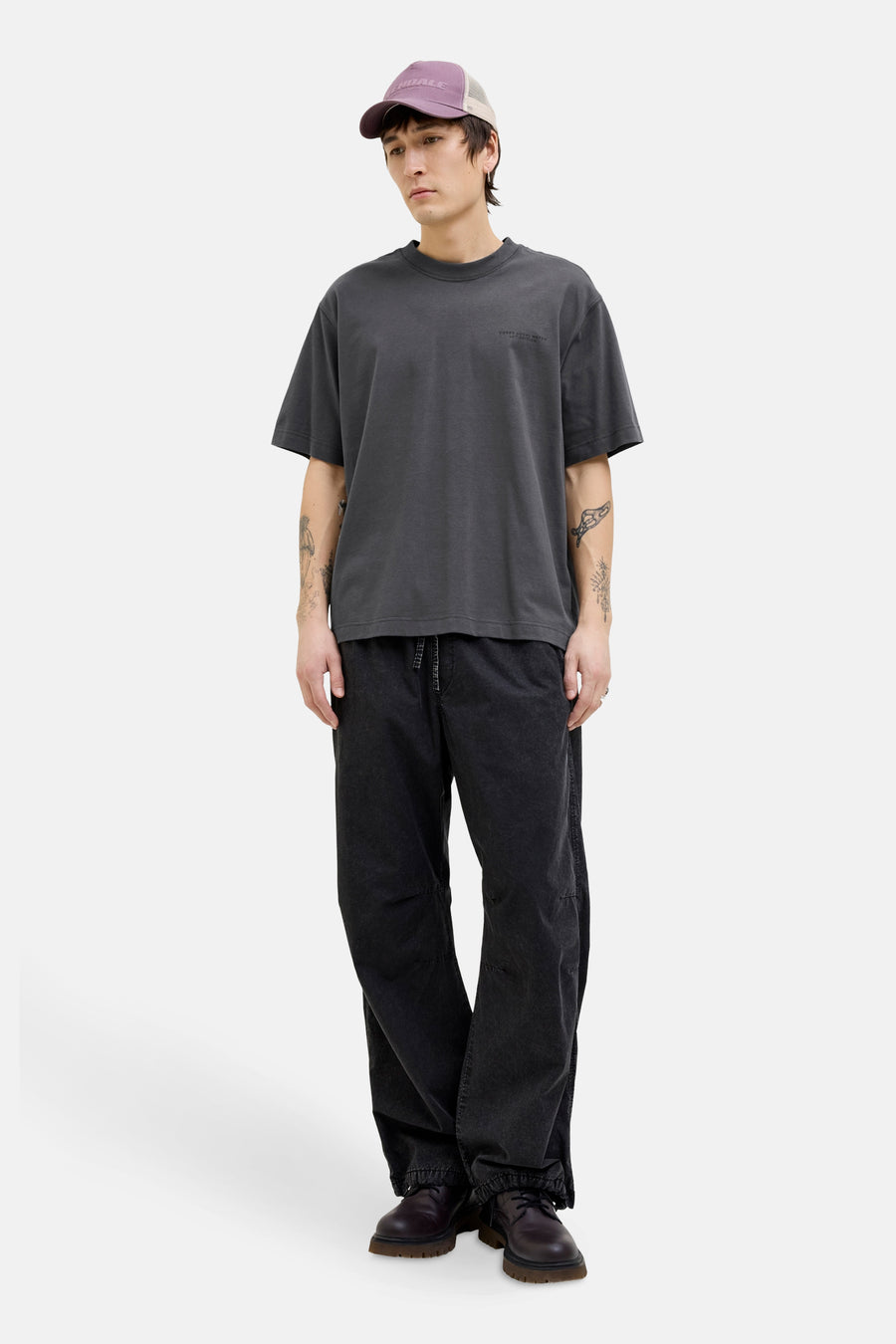T-shirt gris à manches courtes de CORE BY JACK & JONES, porté avec une casquette et un pantalon noir.