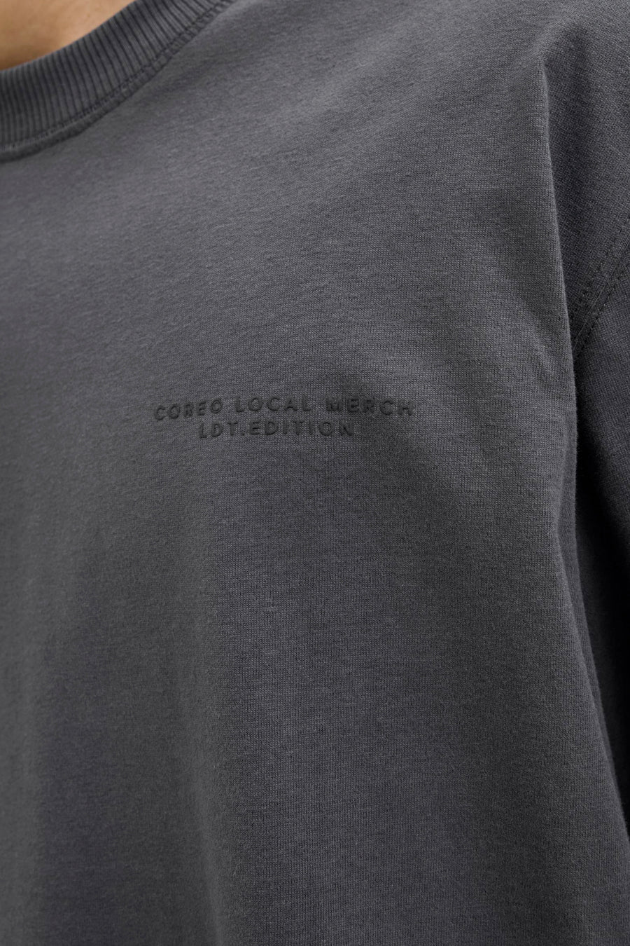 T-shirt gris à manches courtes de CORE BY JACK & JONES, avec un imprimé texte discret sur la poitrine.