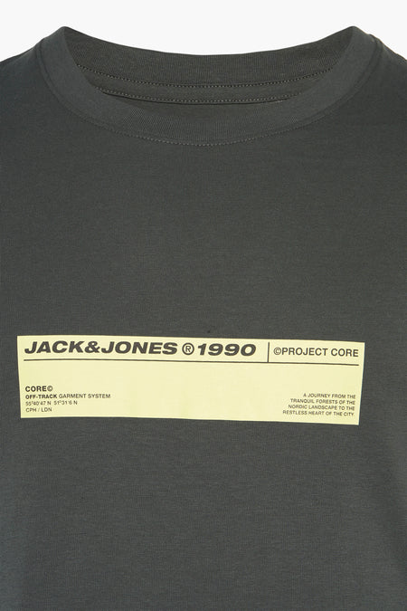T-shirt vert à manches courtes de CORE BY JACK & JONES avec étiquette crème et impression de texte sur la poitrine, gros plan avant