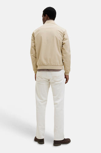 Manteau court beige de PREMIUM by JACK & JONES, vue de dos, avec bords et col côtelés, porté par un homme sur une chemise marron avec un jean blanc et des chaussures marron foncé.