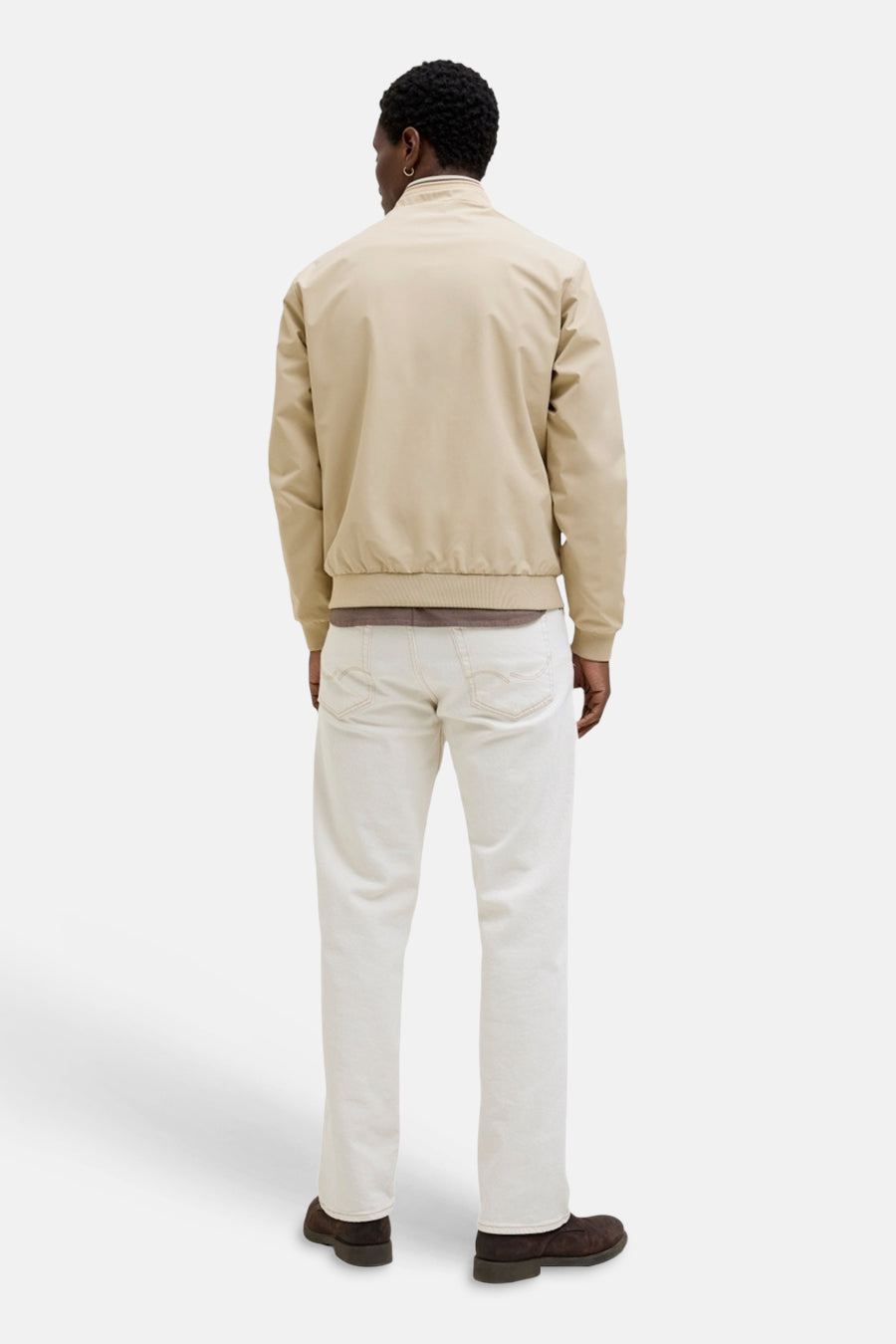 Manteau court beige de PREMIUM by JACK & JONES, vue de dos, avec bords et col côtelés, porté par un homme sur une chemise marron avec un jean blanc et des chaussures marron foncé.