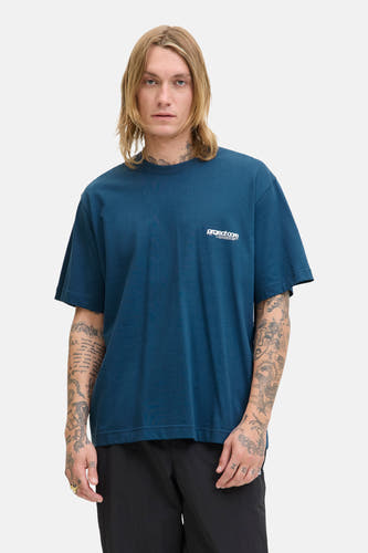 T-shirt bleu à manches courtes de Core by Jack & Jones, avec un petit logo sur la poitrine.