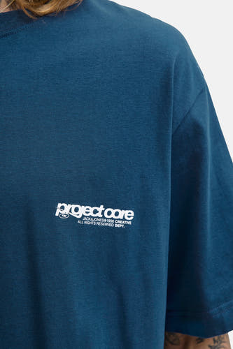 T-shirt bleu à manches courtes de CORE BY JACK & JONES, avec un logo blanc sur la poitrine.