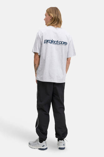 T-shirt gris à manches courtes de CORE par JACK & JONES, avec un texte imprimé sur le dos.