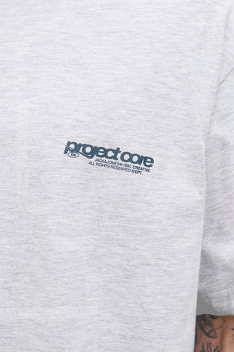 T-shirt gris à manches courtes de CORE BY JACK & JONES, avec un logo sur la poitrine.