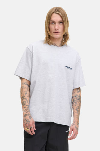 T-shirt gris à manches courtes de CORE BY JACK & JONES, porté par un modèle tatoué et une une b.