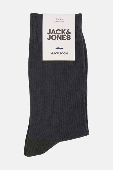 Chaussettes grises d'ACCESSORIES BY JACK & JONES, avec un che vert et emballées dans un papier cartonné blanc.