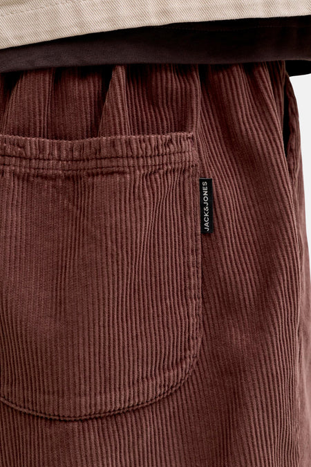 Bruine corduroy shorts van JACK & JONES JEANS INTELLIGENCE met ribbeltextuur en zakdetail, close-up van voorkant