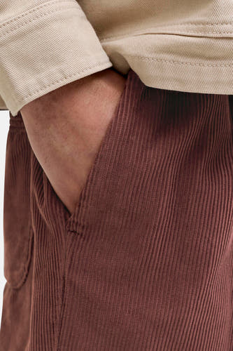 Bruine corduroy shorts van JACK & JONES JEANS INTELLIGENCE, close-up met zichtbare ruitstructuur en zakdetail