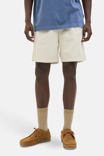 Crème court de JACK & JONES JEANS INTELLIGENCE, associé à des chaussures en cuir marron et des chaussettes beige.