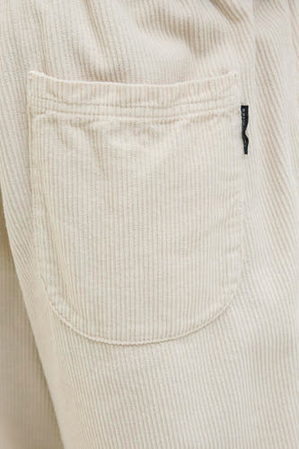 Ecru court de JACK & JONES JEANS INTELLIGENCE, avec poche brodée et petit logo.