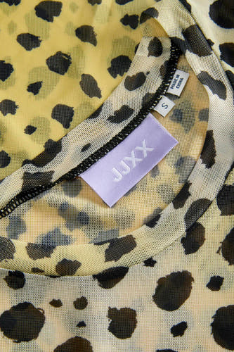T-shirt jaune à manches courtes de JJXX, avec un imprimé léopard et un tissu légèrement transparent.