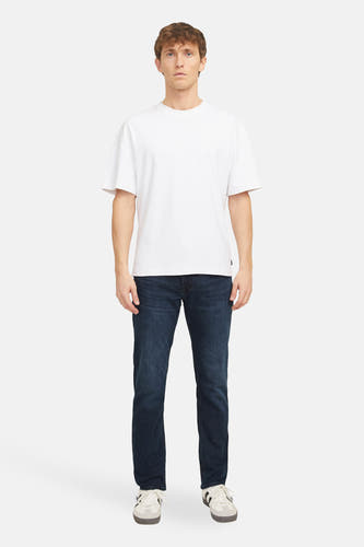 Donkerblauwe straight jeans van JACK & JONES JEANS INTELLIGENCE, gedragen met een wit T-shirt en sneakers.