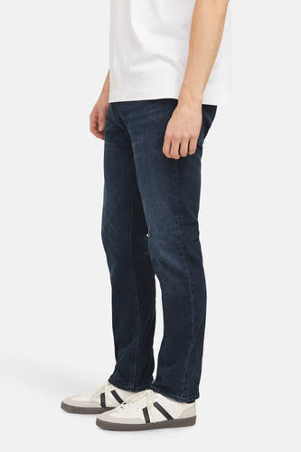 Jean bleu marine droit de JACK & JONES JEANS INTELLIGENCE, porté avec un T-shirt blanc et des baskets à coupe basse.