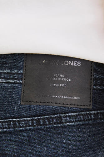 Jean droit bleu marine de JACK & JONES JEANS INTELLIGENCE, avec une étiquette en cuir sur l'arrière.