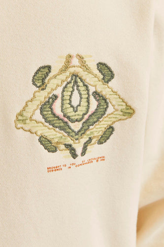 Beige sweatshirt met geborduurde diamant en logo.