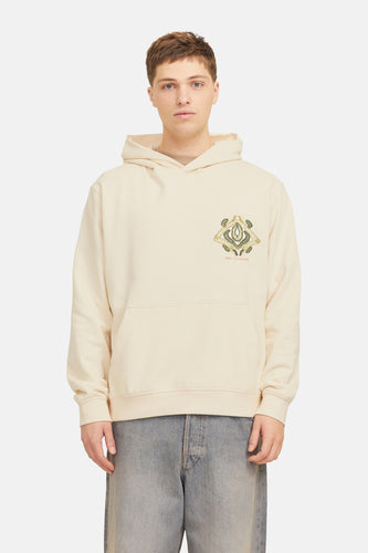 Man met beige hoodie en blauwe jeans.