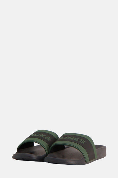 Chaussons verts d'ACCESSORIES BY JACK & JONES, avec logo sur la semelle et une semelle lisse.