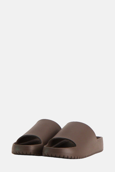 Chaussons bruns d'ACCESSORIES BY JACK & JONES, avec une semelle rayée et un talon ouvert.