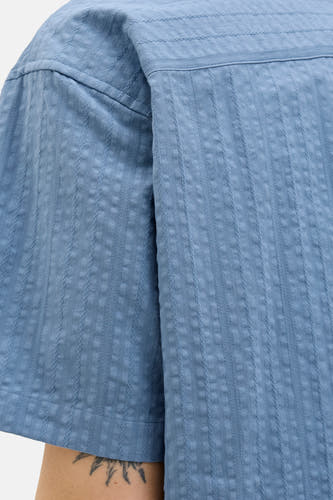 Chemise bleue à manches courtes de PREMIUM BLUE par JACK & JONES, avec une texture rayée et un col simple.