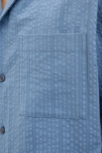 Chemise bleue à rayures avec manches courtes de PREMIUM BLUE par JACK & JONES, avec une poche po.
