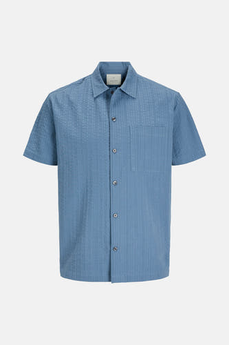 Chemise bleue à manches courtes de PREMIUM BLUE par JACK & JONES, avec une texture légèrement rayée et un poche poitrine.